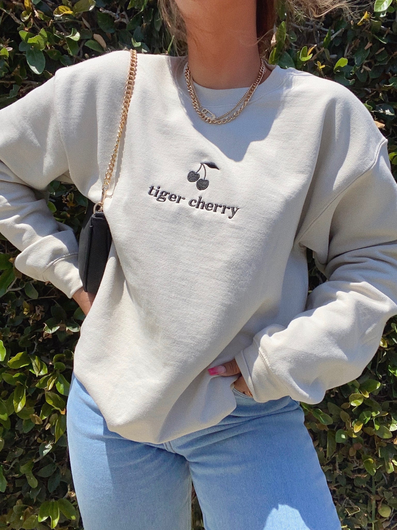 official cherry babe crew neck (NUDE)